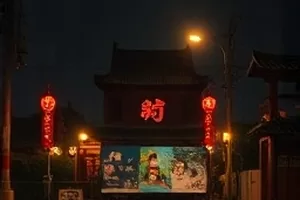 剧情片《灯塔与鲸》剧照，守塔人与搁浅的座头鲸