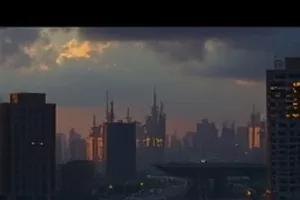 悬疑剧集《雾港回声》剧照，废弃灯塔与翻开的航海日志
