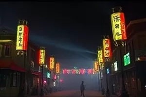 悬疑片《空白画廊》剧照，十三幅肖像画悬挂于长廊