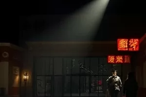 家庭片《归途有雪》剧照，春运列车车厢内的一家人