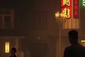 科幻剧集《长夜拾光者》剧照，荒原上背着蓄电池的修灯人