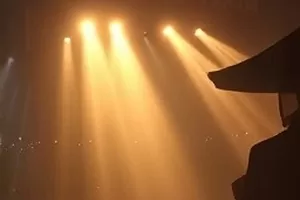 剧情片《南方来客》剧照，台风季的小旅馆门廊