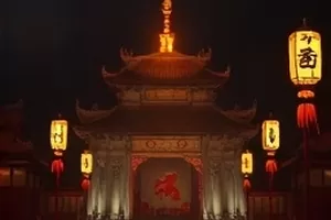 悬疑片《潮汐备忘录》剧照，摊开的日记本与失踪案剪报